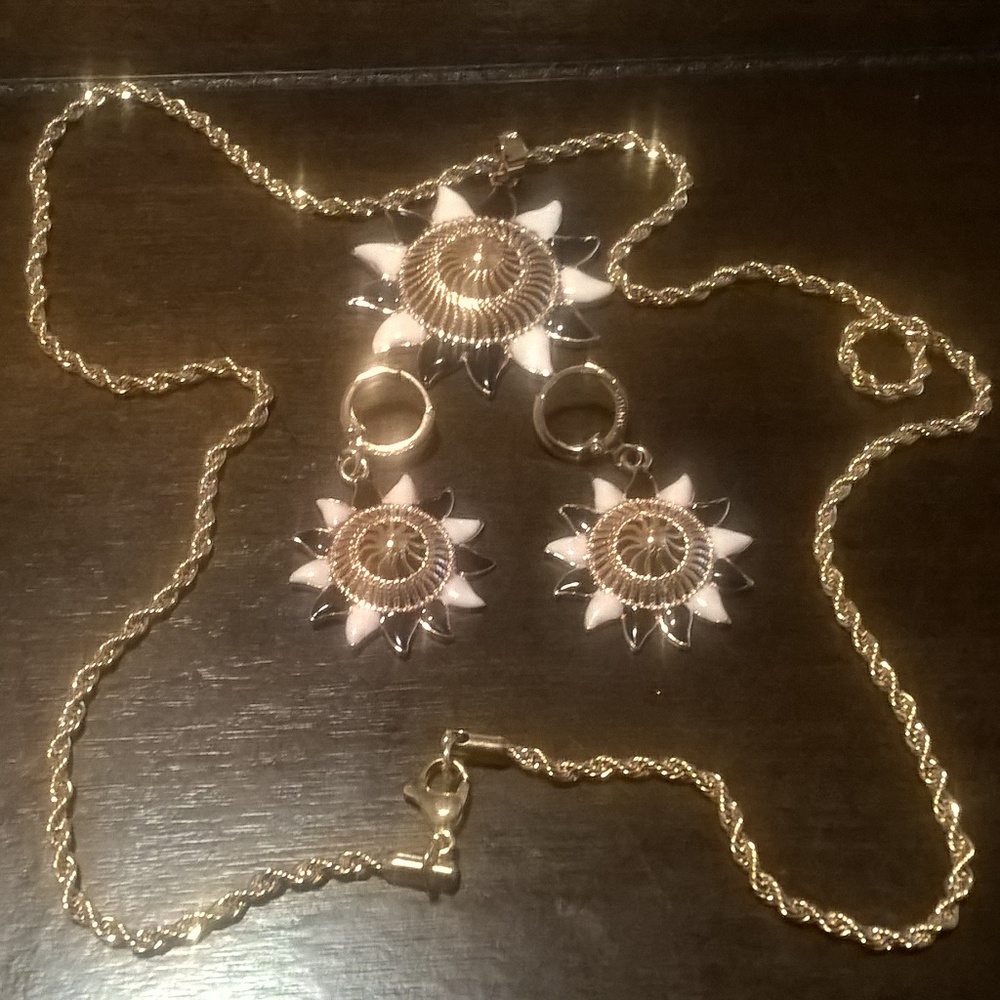 18 K Gold Plated Black & White Enamel Jewelry Set - Picture 1 of 3
